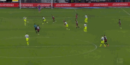 半场：多特1-1法兰克福，拜尔破门，乌尊点射，吉拉西送点