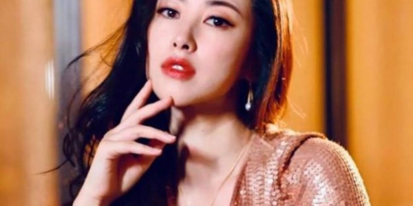 188金宝博体育-全网唱衰的下嫁！嫁普通人5年，前任是法拉利总裁，终究还是输了